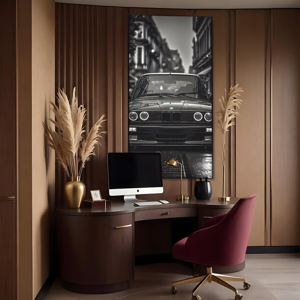 Tablou canvas cu tablou canvas cu masina bmw clasica, in rama de aluminiu negru, pe perete intr-un birou